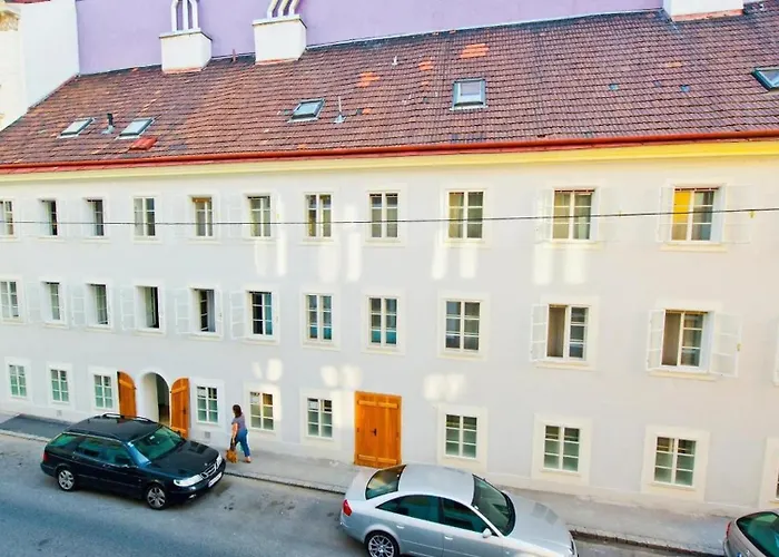 Готель Urban Nest *