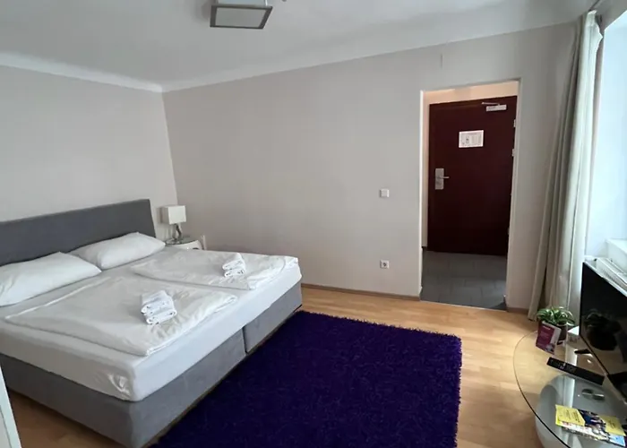 Urban Nest Готель